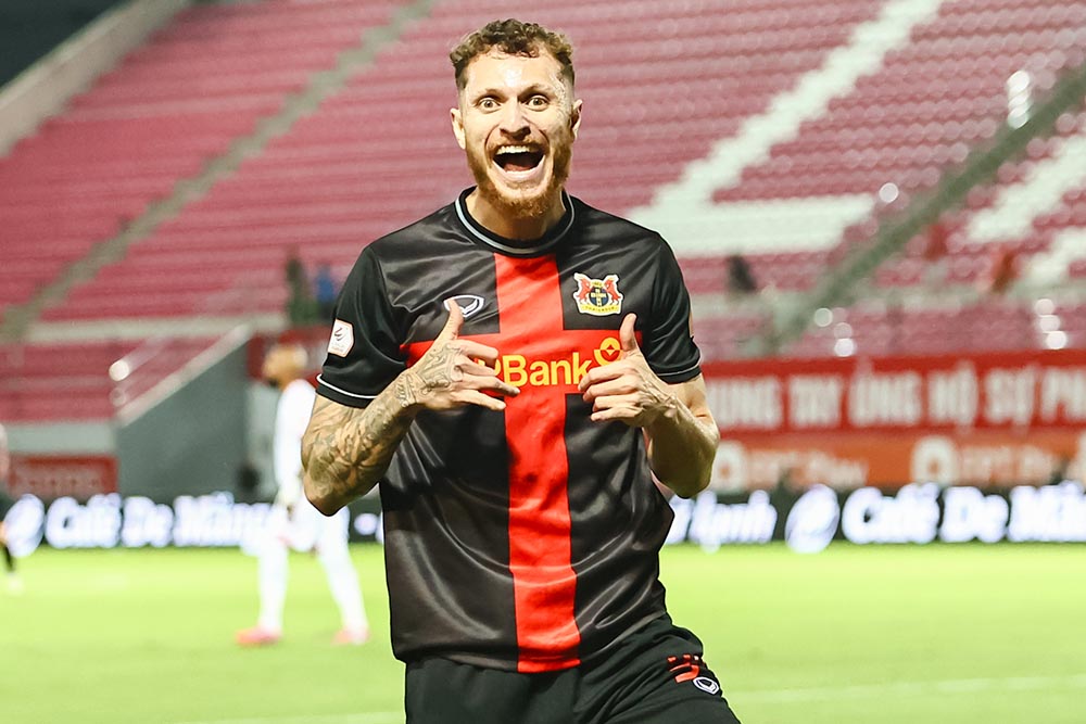 닌빈 팀의 지오반(사진)과 얀클레시오가 베트남 국적을 취득하라는 제안을 받았습니다. 사진: 닌빈 클럽