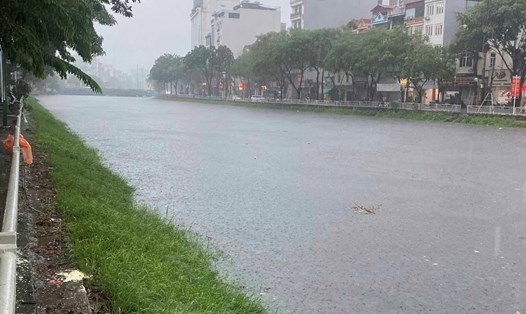 Mực nước sông Tô Lịch dâng cao sau mưa lớn kéo dài. Ảnh: Trần Nhi