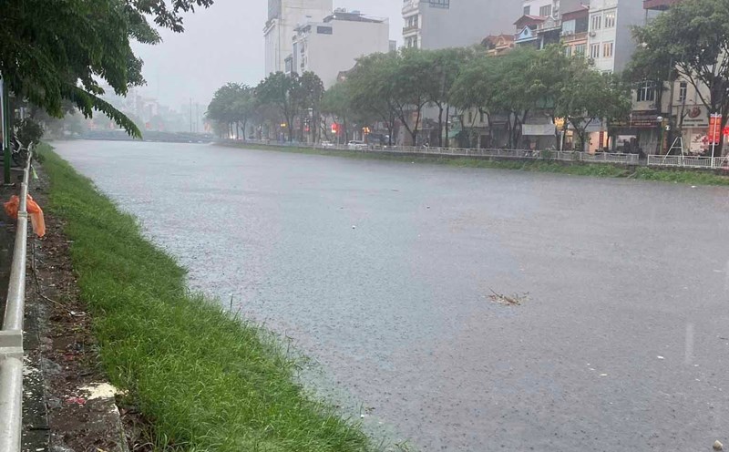 The water level of To Lich River rose after prolonged heavy rain. Photo: Tran Nhi