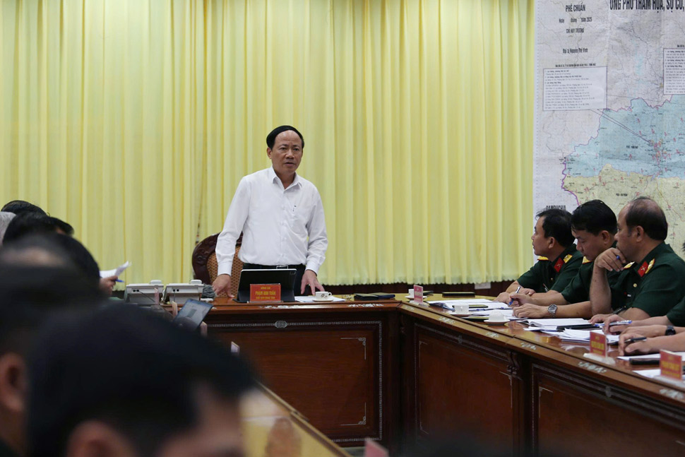 Chairman of Gia Lai Provincial People's Committee Pham Anh Tuan chaired a meeting to discuss the plan to search for the fishing boat and 8 fishermen who were lost. Photo: Hoai Phuong