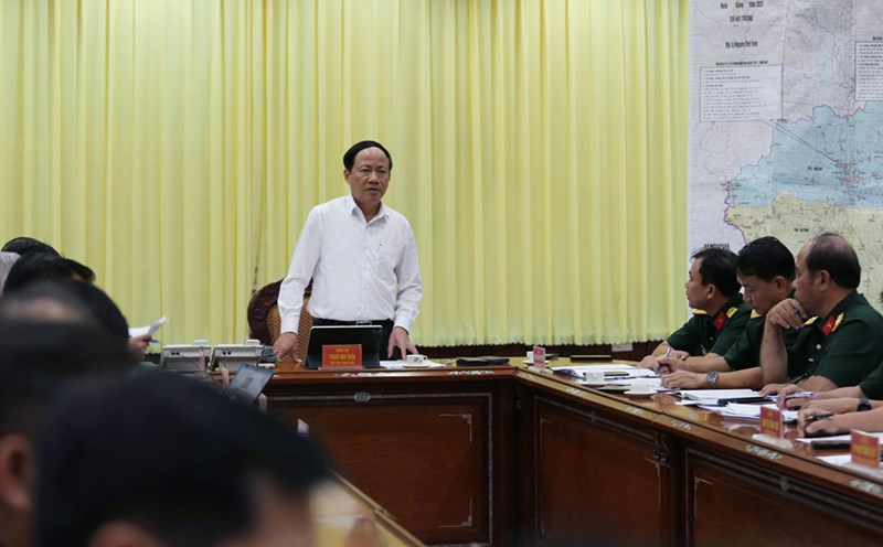 Chairman of Gia Lai Provincial People's Committee Pham Anh Tuan chaired a meeting to discuss the plan to search for the fishing boat and 8 fishermen who were lost. Photo: Hoai Phuong