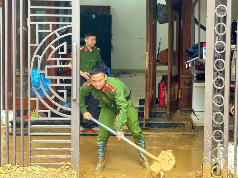Cac luc luong ho tro nguoi dan phuong Moc Son khac phuc hau qua do mua lu. Anh: Nhat Minh