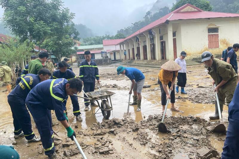 Forces to overcome the consequences at Muong Do Primary and Secondary Boarding School for Ethnic Minorities, Muong Bang commune. Photo: Truong Son