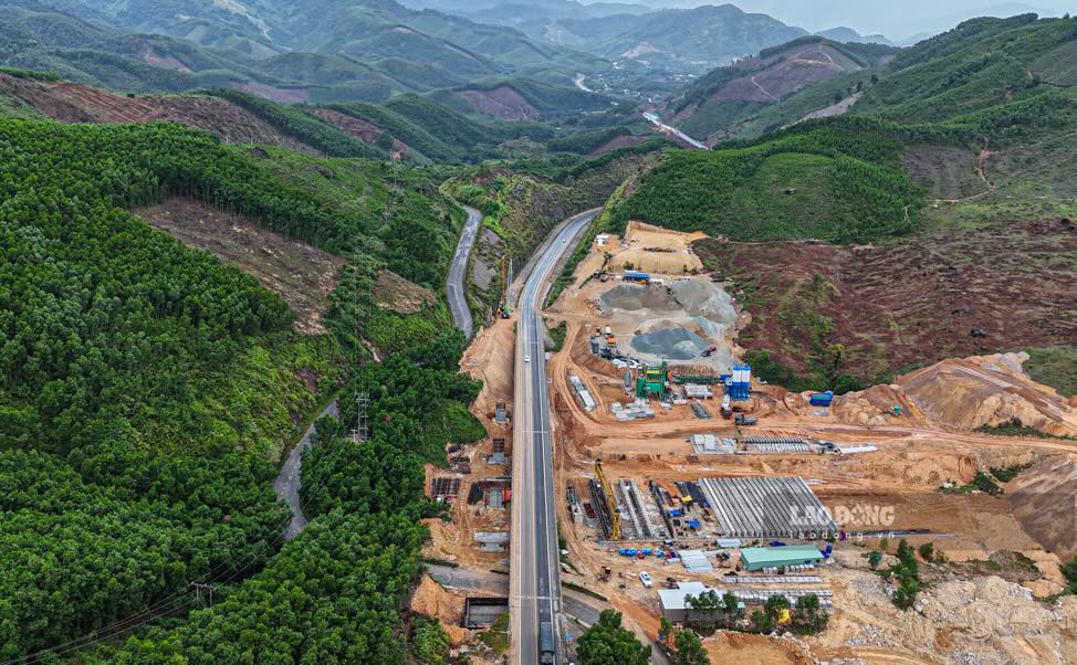 The La Son - Hoa Lien Expressway expansion project is expected to be completed in January 2026. Photo: Phuc Dat.