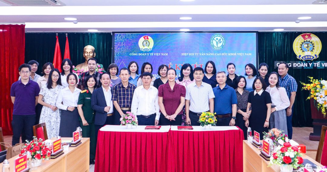 The Vietnam Health Trade Union signed a Regulation to coordinate with the Vietnam Health Improvement Consulting Association. Photo: Vietnam Medical Union