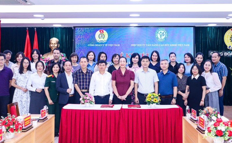 The Vietnam Health Trade Union signed a Regulation to coordinate with the Vietnam Health Improvement Consulting Association. Photo: Vietnam Medical Union