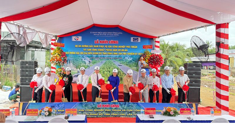 Delegates performed the groundbreaking ceremony for the DT.DK.08 route connecting Phu Thuan Industrial Park and Phong Nam Industrial Park in Vinh Long. Photo: Hoang Loc
