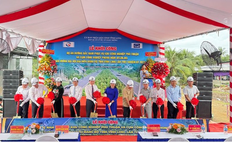 Delegates performed the groundbreaking ceremony for the DT.DK.08 route connecting Phu Thuan Industrial Park and Phong Nam Industrial Park in Vinh Long. Photo: Hoang Loc