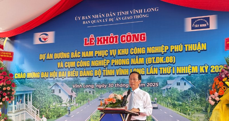 Ong Nguyen Truc Son, Pho Chu tich UBND tinh Vinh Long, phat bieu tai le khoi cong du an. Anh: Hoang Loc