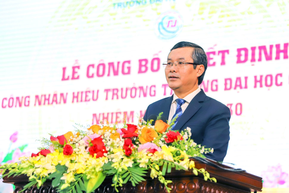 Thu truong Bo GDDT Nguyen Van Phuc phat bieu tai buoi le. Anh: Dai hoc Quy Nhon
