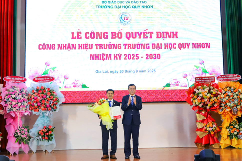 El Viceministro de Educacion y Formacion Nguyen Van Phuc entrega la decision y entrega flores para felicitar al profesor asociado y doctor Doan Duc Tung. Foto: Universidad de Quy Nhon