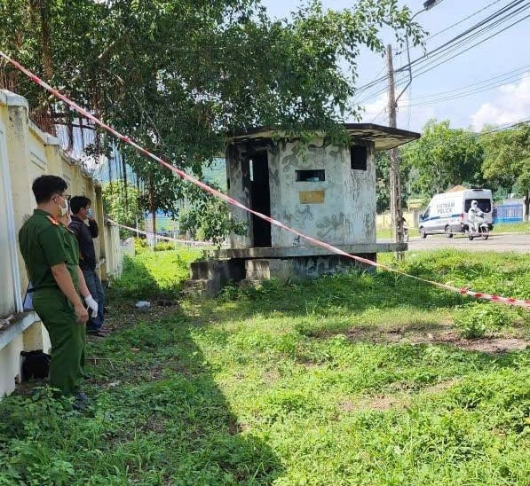 Nhân viên điên lực đã phát hiện một thi thể trong lô cốt ven đường ở Nha Trang. Ảnh: Đức Thảo
