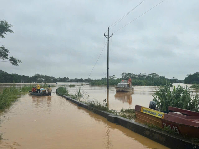 Rising floodwaters caused deep flooding in areas 3, 7, and 8 of Hien Luong commune. Photo: CA of Hien Luong commune