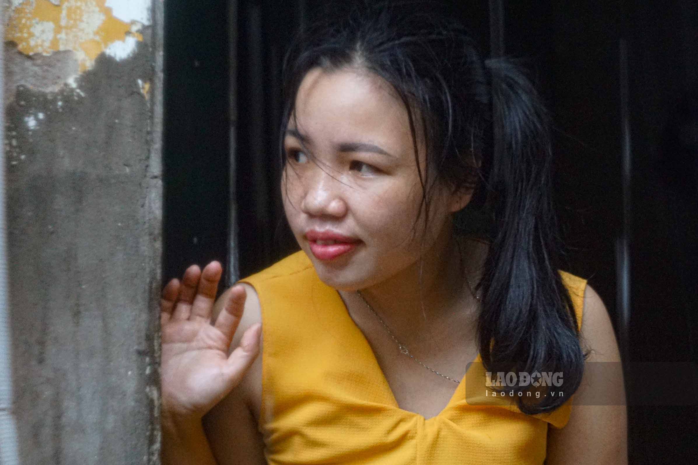 “Cac hang quan quanh day da dong cua het, toi khong biet phai di cho mua gi an. Sinh hoat gia dinh dao lon hoan toan”, chi Sim chia se.