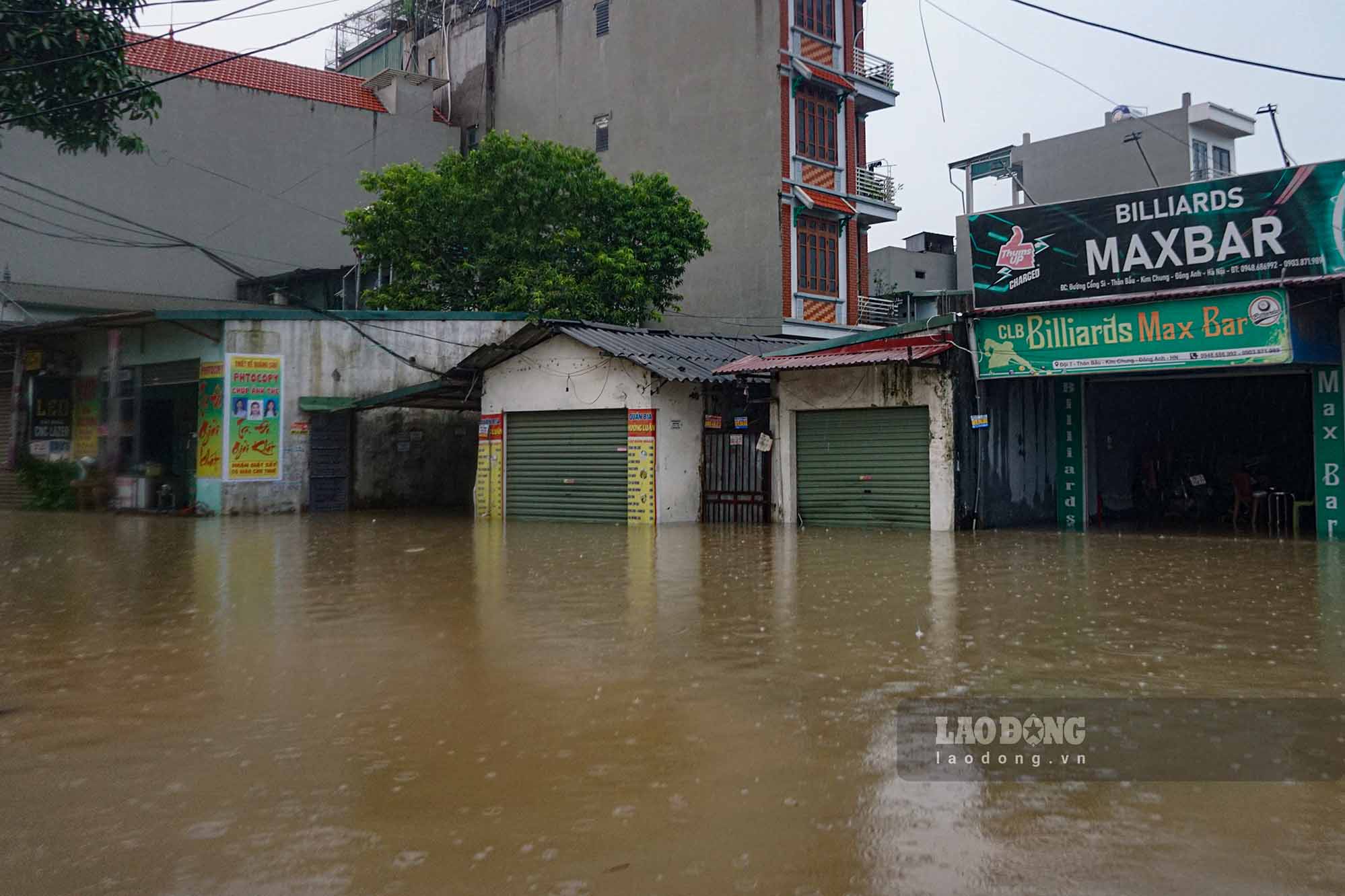 Ghi nhan cua phong vien tai xa Thien Loc (Ha Noi), noi tap trung nhieu khu tro cong nhan, cho thay tinh trang chia cat ro ret. Nuoc ngap sau khien hang loat cong nhan khong the den nha may lam viec.