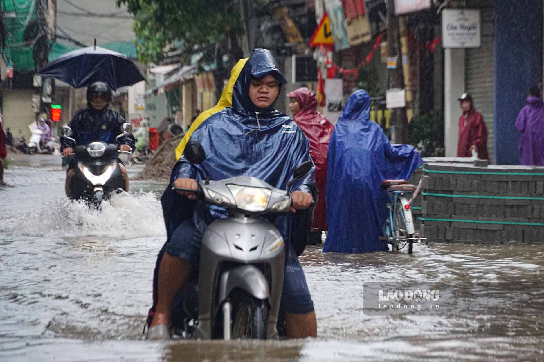 Trung tam Du bao Khi tuong Thuy van Quoc gia cho biet vung may doi luu dang phat trien manh tai nhieu khu vuc nhu Thien Loc, Thuong Cat, Yen Lang, Co Do, Phuc Tho, Hat Mon, Son Dong, An Khanh, Thach That, Chuong My… va co xu huong mo rong vao noi thanh Ha Noi. Trong khoang tu 6h den 9h sang 30.9, mua giong kem gio giat manh da xuat hien lien tuc.
