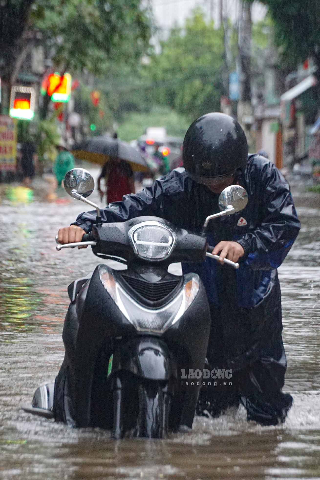 Theo Trung tam Du bao Khi tuong Thuy van Quoc gia, den chieu cung ngay, Ha Noi tiep tuc nam trong vung mua vua den mua to kem dong, voi tong luong mua tich luy co the dat toi 80 mm chi trong 3-6 gio.