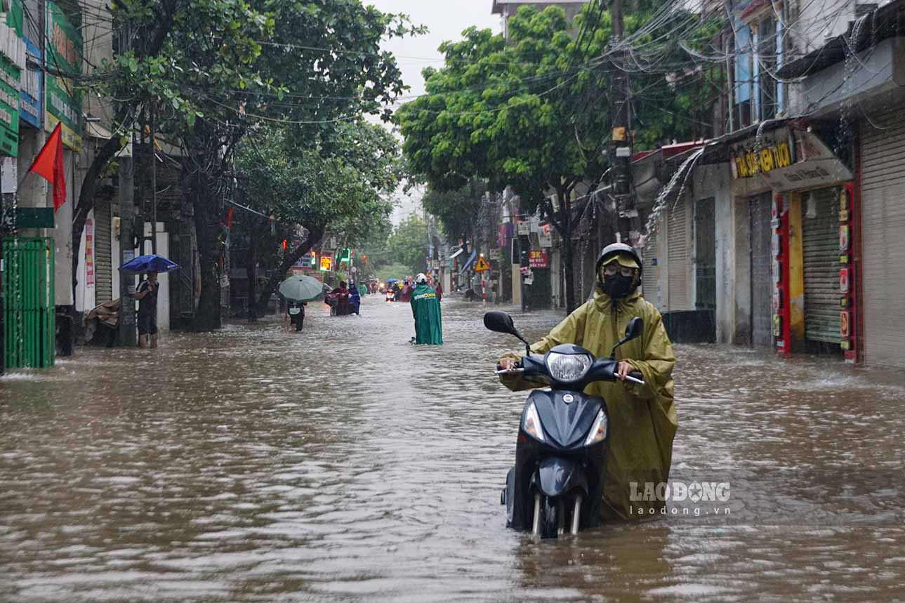 Ngay 30.9, anh huong cua bao so 10 (ten quoc te Bualoi) khien nhieu khu vuc trung tam Ha Noi xuat hien mua lon, lam giao thong roi vao canh un tac nghiem trong va nguy co ngap ung gia tang tai hang loat tuyen pho. Luong mua do duoc pho bien tu 30-70 mm, co noi tren 80 mm.