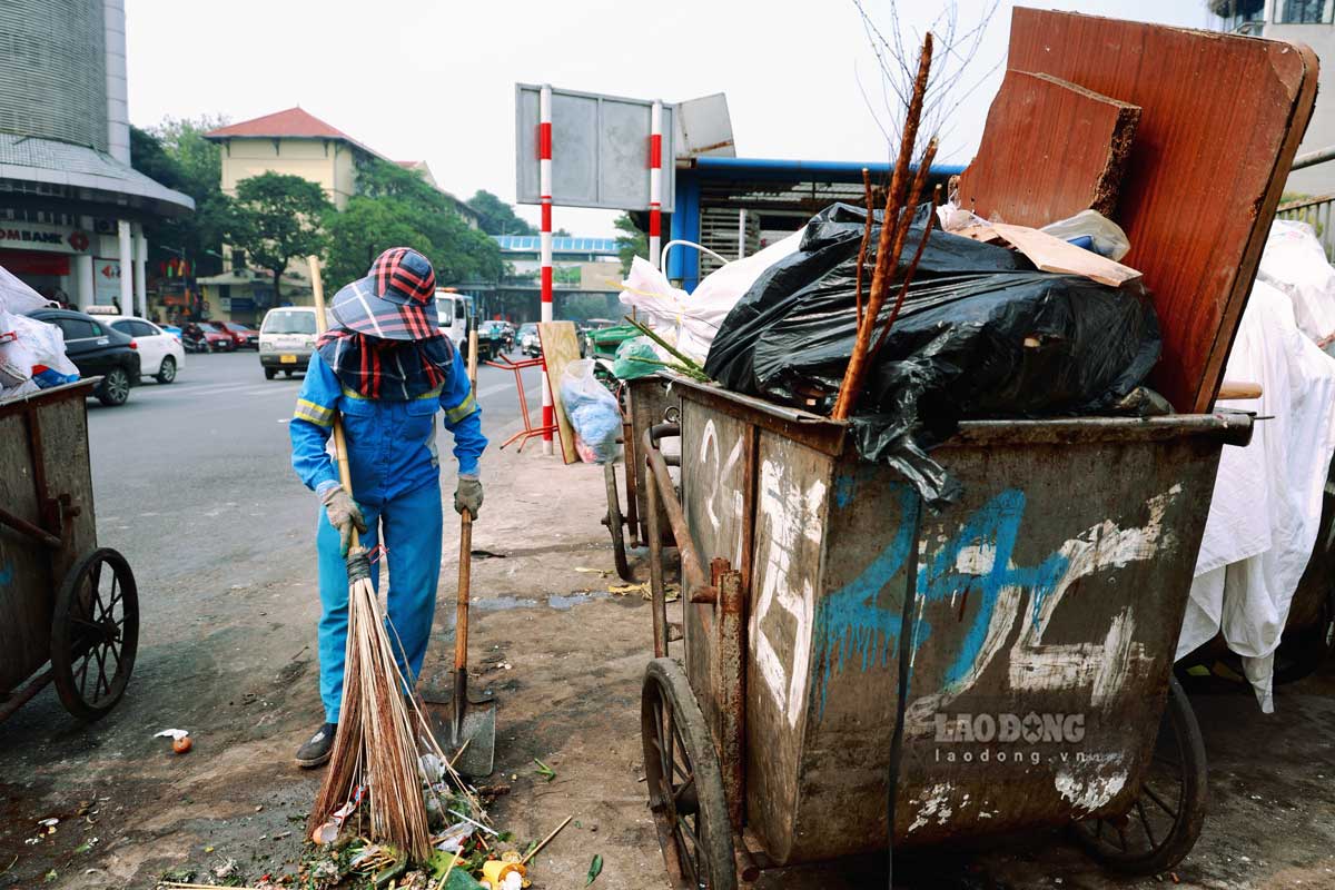 Ha Noi de xuat muc gia thu gom rac thai len 43.000 dong/nguoi/thang. Anh: Viet Anh