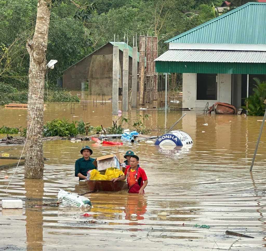 Luc luong chuc nang Nghe An cuu tro nguoi dan vung lu. Anh: Ngoc Anh