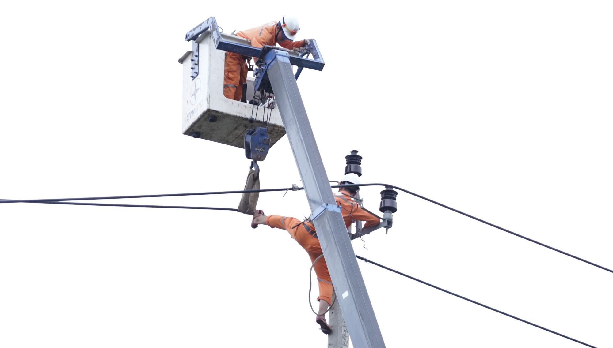 Electricity workers are trying to fix the problem to soon provide electricity to the people. Photo: H.Nguyen