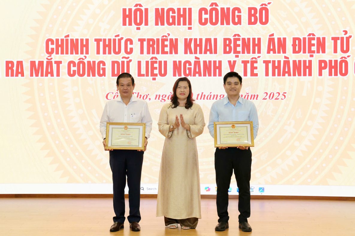 Ba Nguyen Thi Ngoc Diep - Pho Chu tich UBND thanh pho Can Tho trao Bang khen cho cac don vi. Anh: Ta Quang