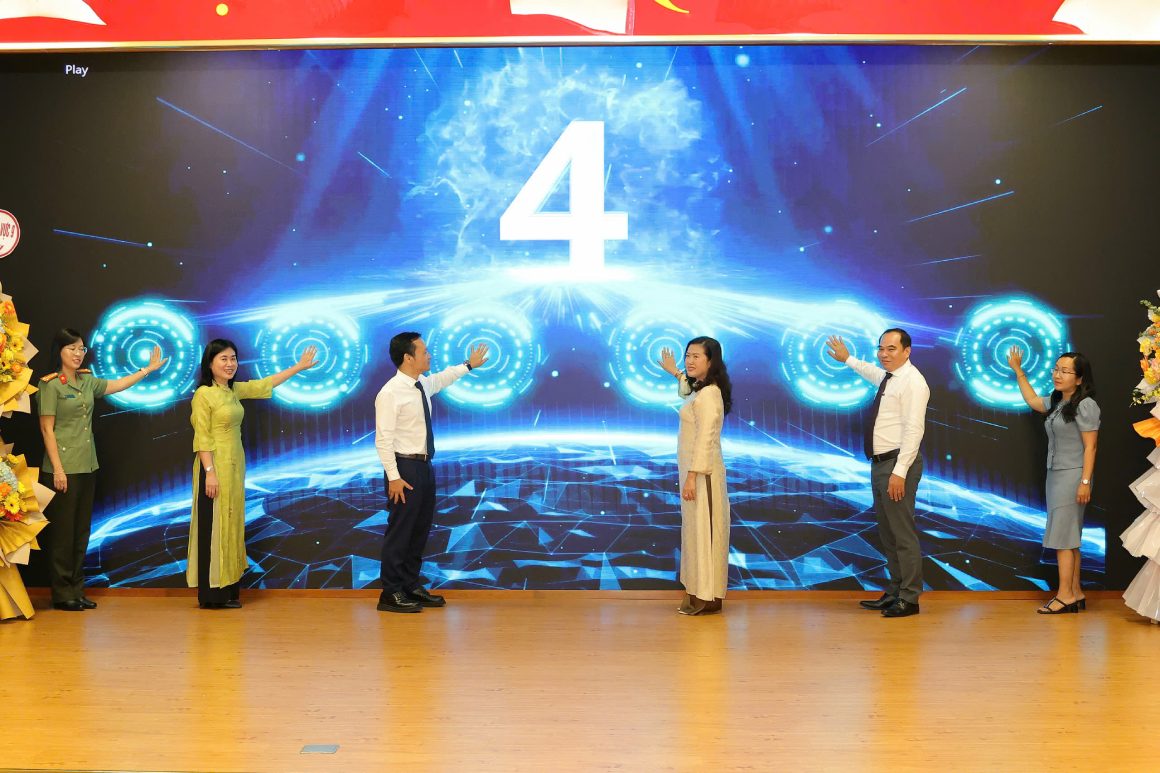 Cac dai bieu thuc hien nghi thuc bam nut cong bo chinh thuc trien khai benh an dien tu va ra mat Cong du lieu nganh y te thanh pho Can Tho. Anh: Ta Quang