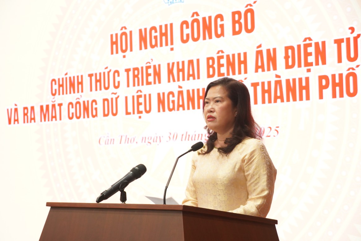 Ba Nguyen Thi Ngoc Diep - Pho Chu tich UBND thanh pho Can Tho phat bieu tai buoi le. Anh: Ta Quang