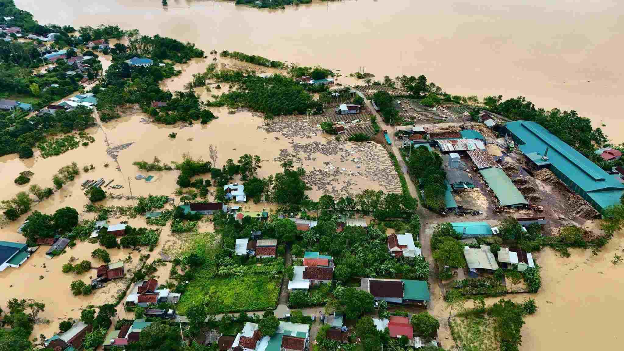 Due to the sudden rise in the water level of the Hieu River, thousands of households in Thai Hoa ward (Nghe An) were deeply submerged in water. Photo: Ngoc Anh