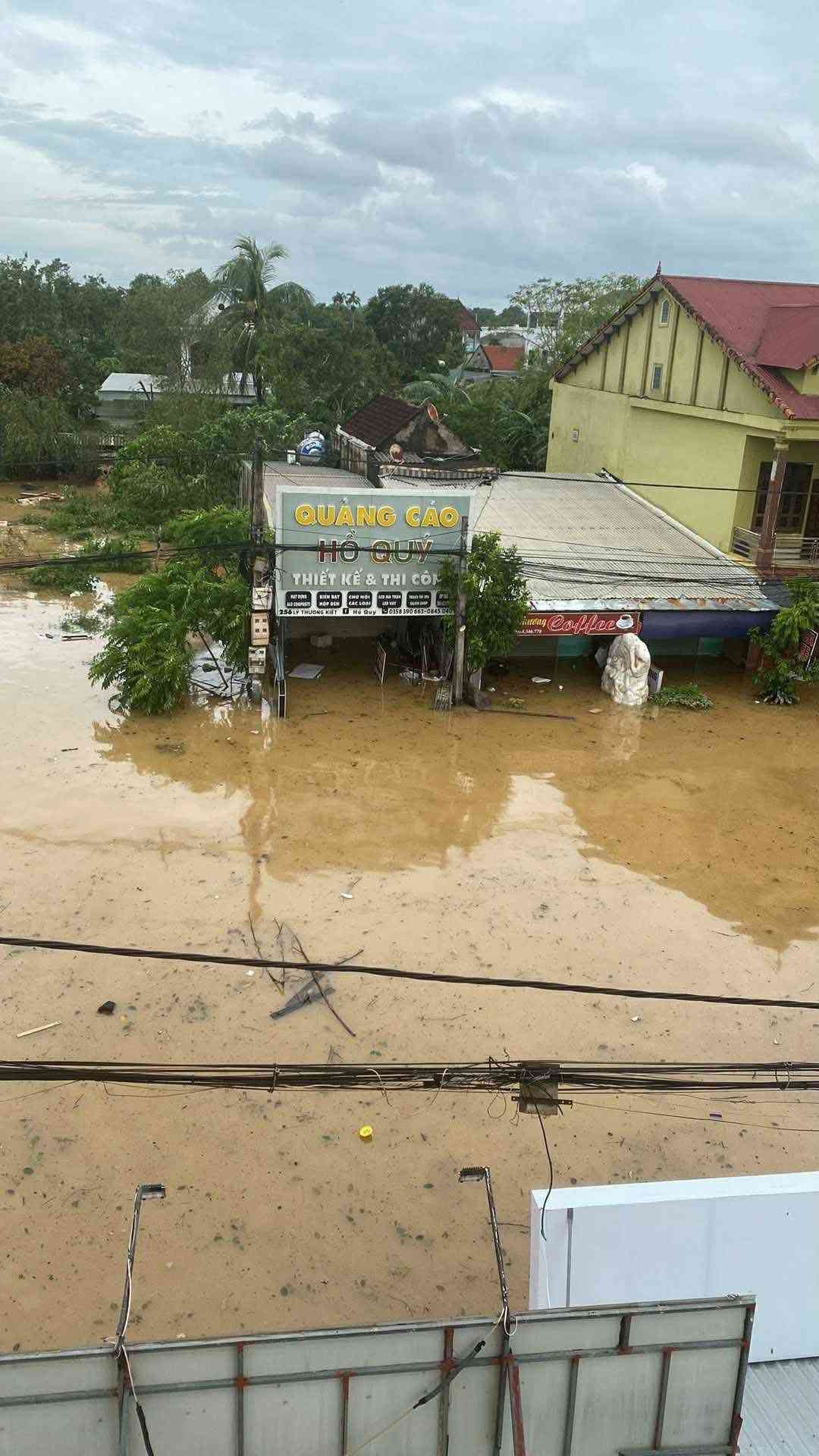 Nuoc dang qua nhanh, nhieu ho dan tro tay khong kip. Anh: Ngoc Anh