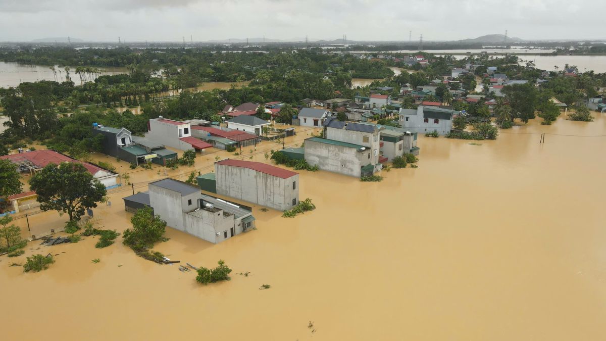 Xa Nong Cong, tinh Thanh Hoa bi ngap sau trong nuoc lu, buoc dau ghi nhan mot nguoi tu vong, mot nguoi mat tich do lat thuyen. Anh: Quach Du