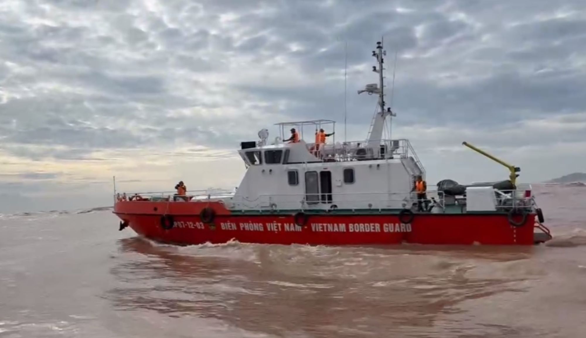 Quang Tri Border Guard ship organizes a search for missing crew members in storm No. 10. Photo: Quang Tri Border Guard