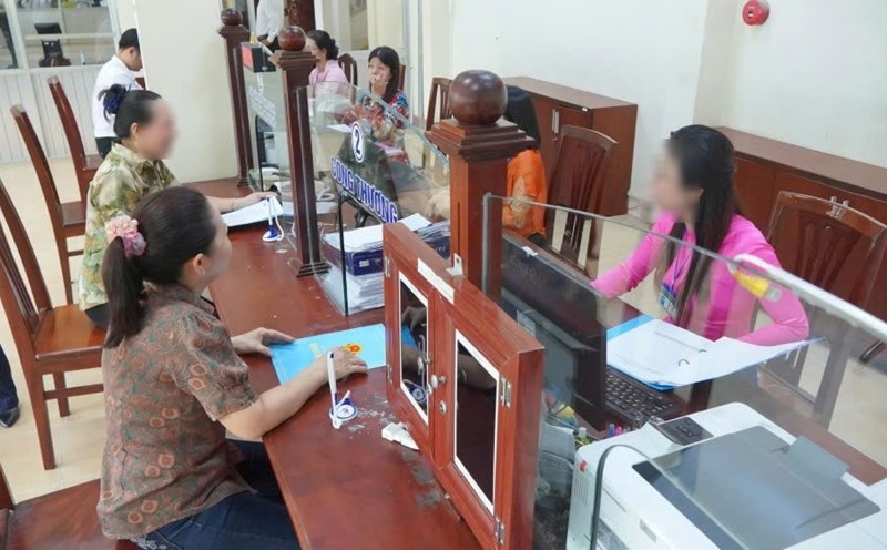Urgently pay funds to 39,746 officials who have quit their jobs according to Decree 178. In the photo, cadres and civil servants of Ninh Kieu ward (Can Tho) handle administrative procedures for people. Photo: Ta Quang