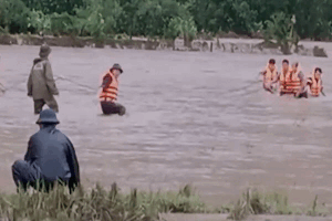 Moment ou la police sauve 2 personnes au milieu des crues violentes a Thanh Hoa. Photo : Police provinciale de Thanh Hoa