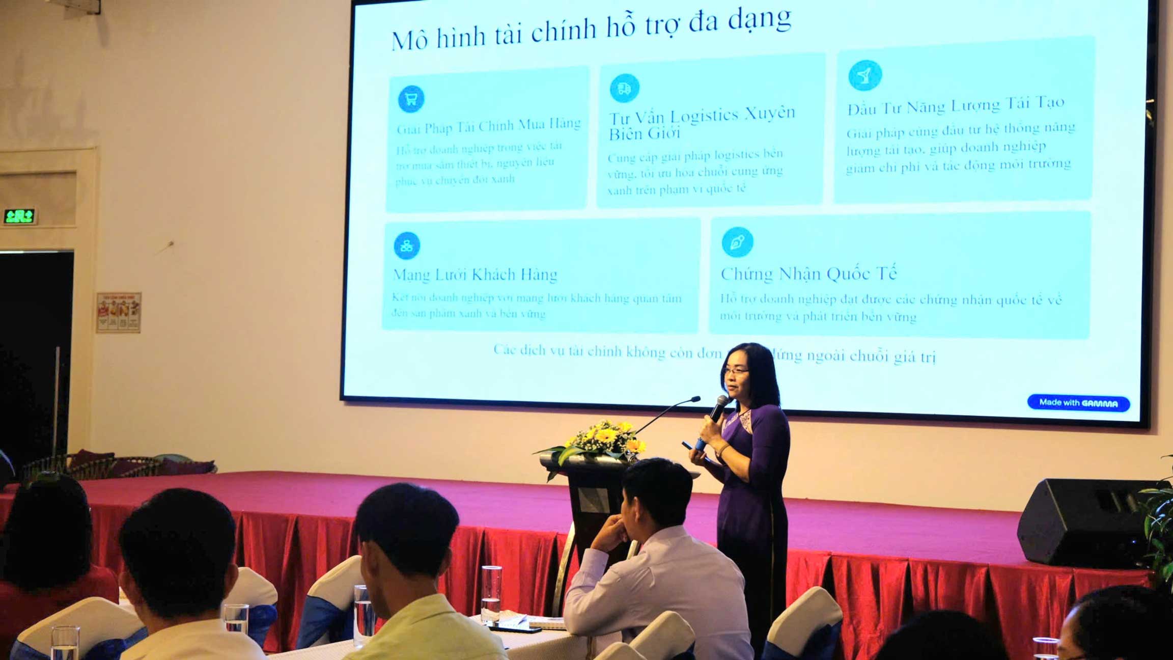 Ba Vo Thi Thu Huong - Pho Giam doc VCCI chi nhanh DBSCL - trinh bay tai hoi thao. Anh: My Ly