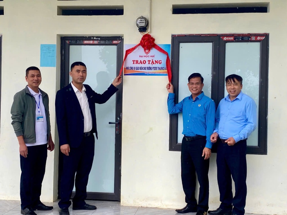 PGS. TS. Nguyen Duan, Chu tich Cong doan Dai hoc Hue trao tang nha cong vu cho Truong Pho thong Dan toc ban tru Tieu hoc va THCS A Lu xa Y Ty, Lao Cai. Anh: Nguyen Duan