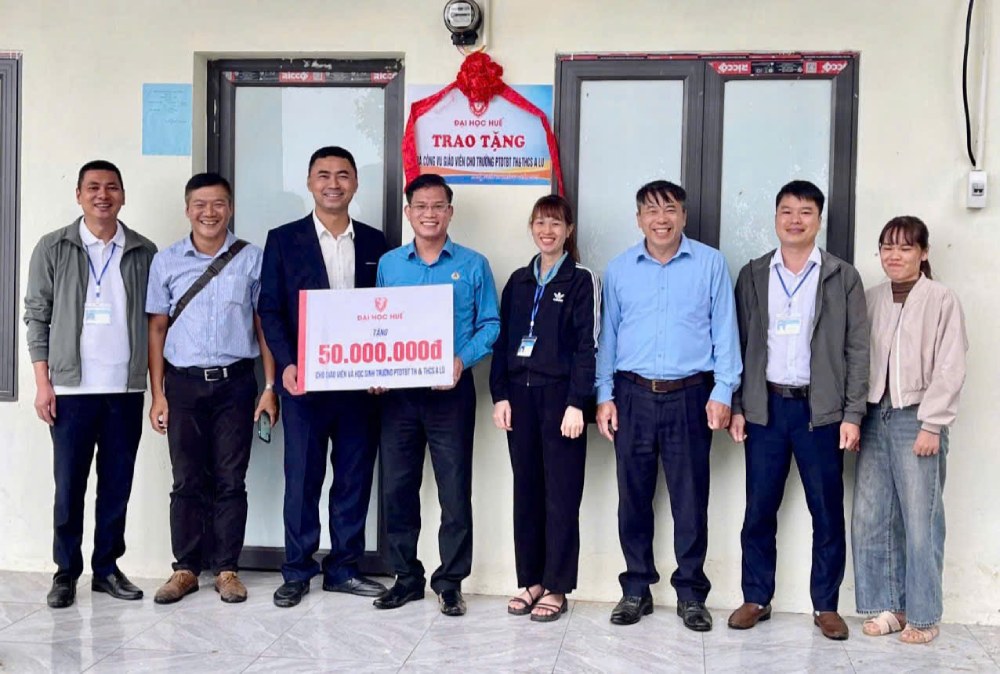Associate Professor. Dr. Nguyen Duan, Chairman of the Hue University Trade Union (4th from left) presented gifts to teachers and students at A Lu Primary and Secondary Boarding School for Ethnic Minorities in Y Ty Commune, Lao Cai. Photo: Nguyen Duan