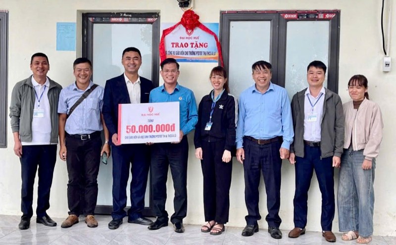 Associate Professor. Dr. Nguyen Duan, Chairman of the Hue University Trade Union (4th from left) presented gifts to teachers and students at A Lu Primary and Secondary Boarding School for Ethnic Minorities in Y Ty Commune, Lao Cai. Photo: Nguyen Duan