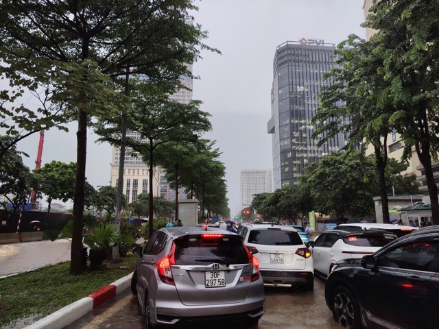 Nhiều xe ô tô đứng chôn chân giữa đường, không thể di chuyển do phía trước đường ngập sâu. Ảnh: Hiếu Anh