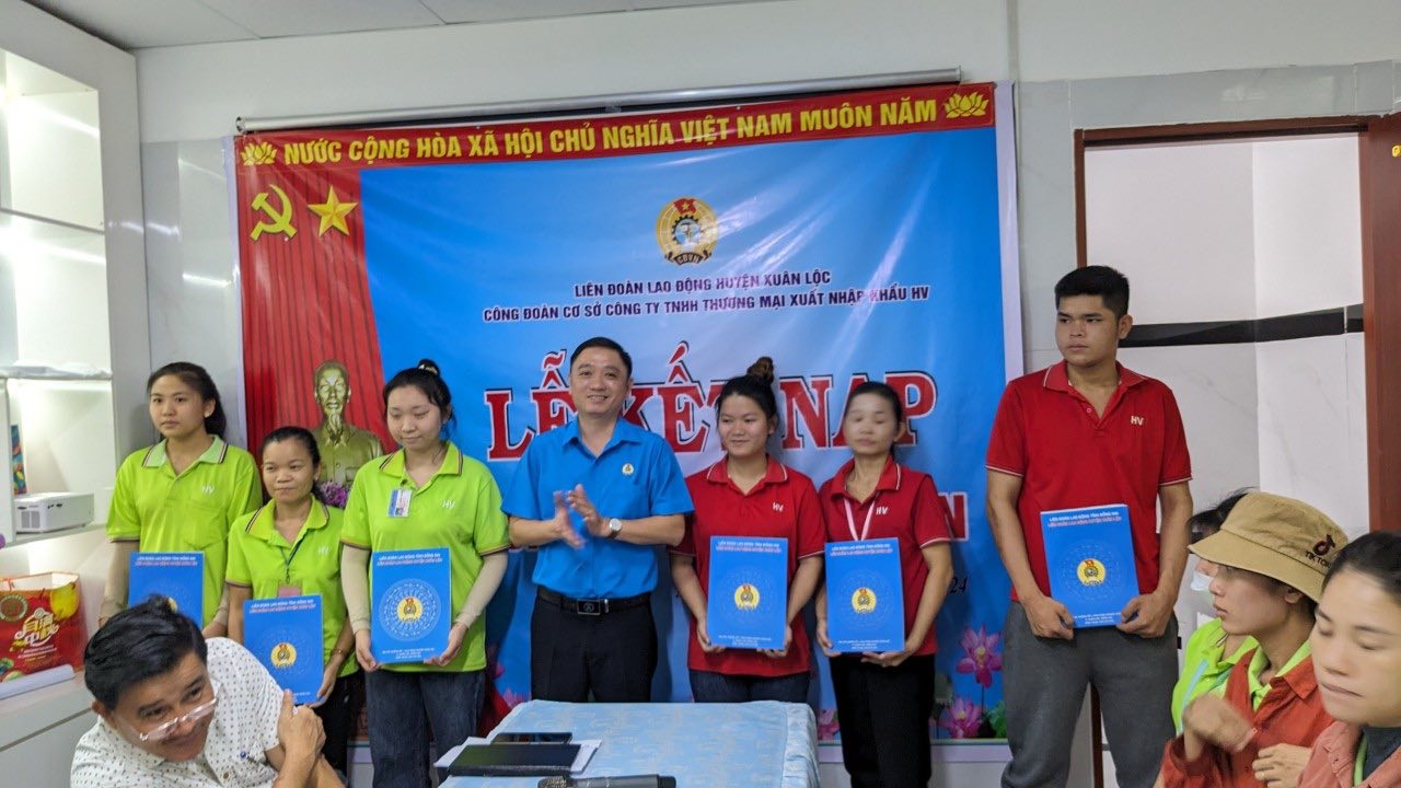 Union member admission ceremony at a grassroots union in Dong Nai. Documentary photo: HAC