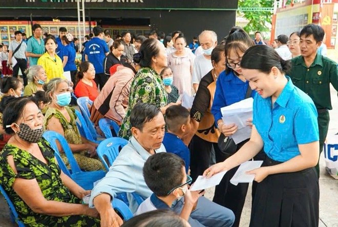 Cong doan phuong Tan Tao, TPHCM phoi hop cham lo doan vien, nguoi lao dong tren dia ban phuong. Anh: Duc Long