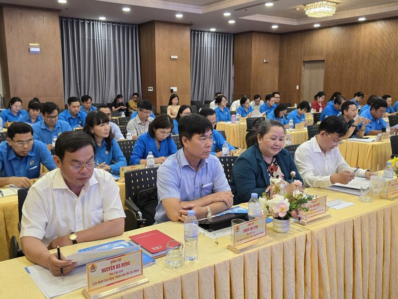 Cac dai bieu tham gia hoi nghi. Anh: Nam Duong