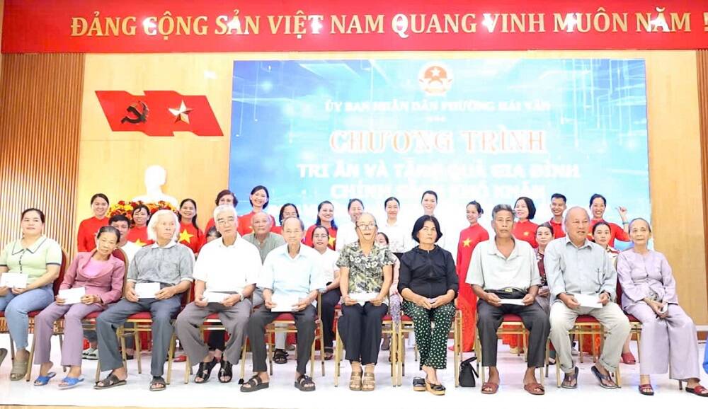 Phường Hải Vân (Đà Nẵng) vừa tổ chức trao tặng 100 suất quà tri ân gia đình chính sách. Ảnh: UBND TP Đà Nẵng