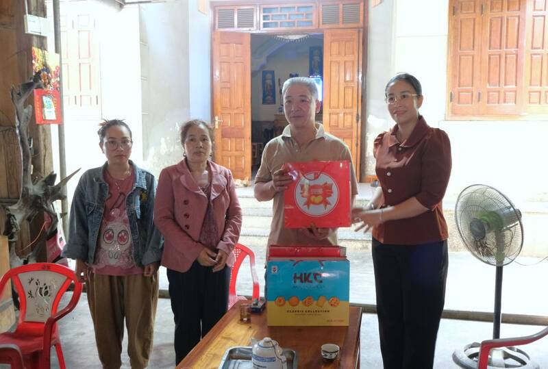 Vice Chairwoman of Da Nang People's Committee Nguyen Thi Anh Thi visited and encouraged the household. Photo: Da Nang City People's Committee