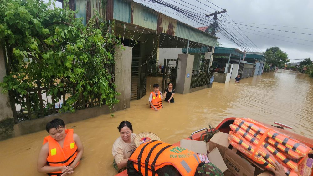 People in the deeply flooded area due to the impact of storm No. 10 and floods in Nong Cong commune, Thanh Hoa province were provided with necessities. Photo: Quach Du