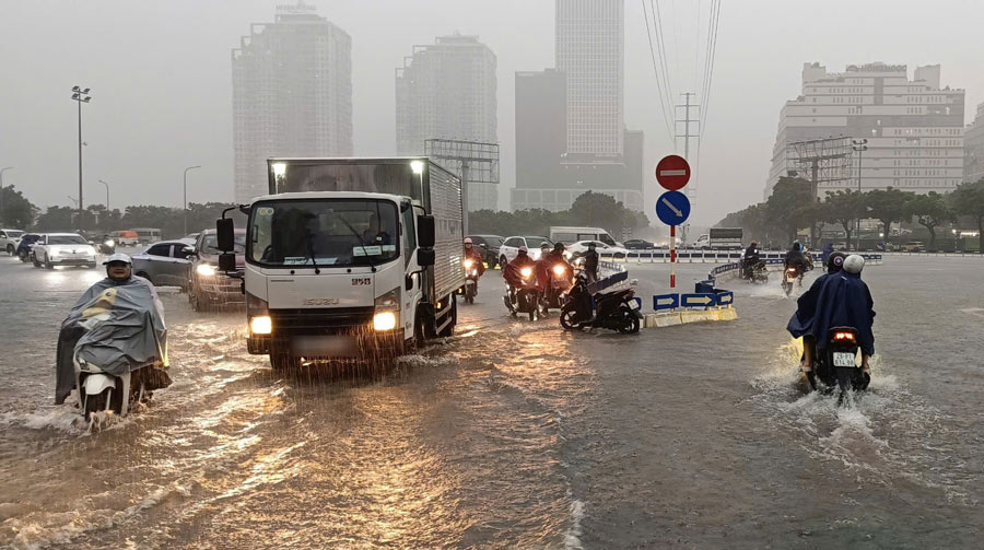 Mua ngap va un tac khien giao thong quanh khu vuc nut giao nay tro nen hon loan. Anh: Hai Danh