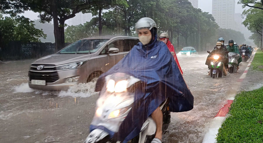 Khu vuc duong tu Me Tri dan ra nut giao Le Quang Dao - Chau Van Liem ngap trong bien nuoc. Anh: Hai Danh