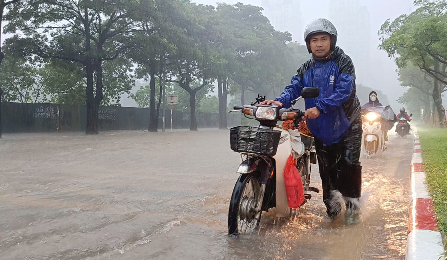 Nhieu xe chet may giua duong, cac chu phuong tien phai dat bo hang km. Anh Le Minh (My Dinh) chia se, toan bo khu vuc duong dan ra Dai Lo Thang Long deu ngap, co nhung diem ngap den ngang xe khien toi phai dong bo rat lau ma van khong tim thay cho de sua chua. Anh: Hai Danh
