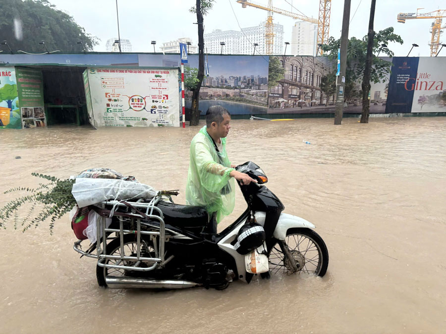 Hang loat nguoi dan di chuyen qua khu vuc duong Ngoc Khanh (Giang Vo) phai dat xe vi tuyen pho ngap sau. Anh: Huyen Trang