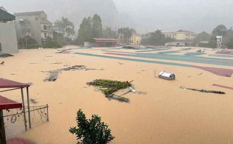 The flood caused the water level of the Ky Cung River to rise, submerging the houses of households along the river in Na Sam commune, Lang Son province. Photo: Provided by Na Sam Commune